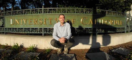 UC Berkeley, Californie, USA, portail vert, entrée, jeune homme